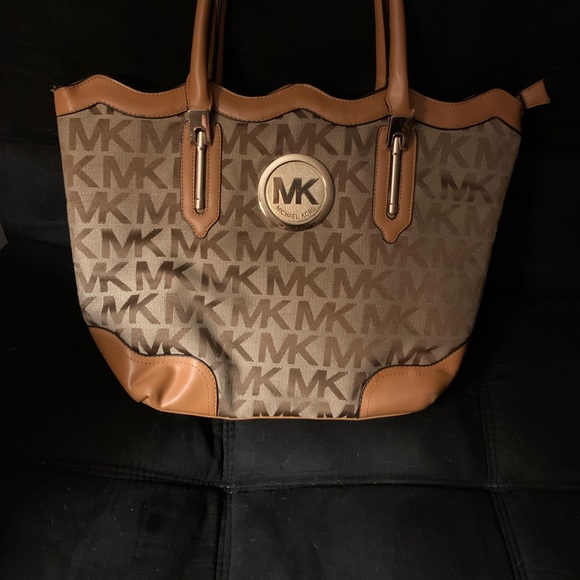 Brand new Michael Kors purse in great Condition